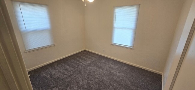 Building Photo - 2518 Applegate Ave