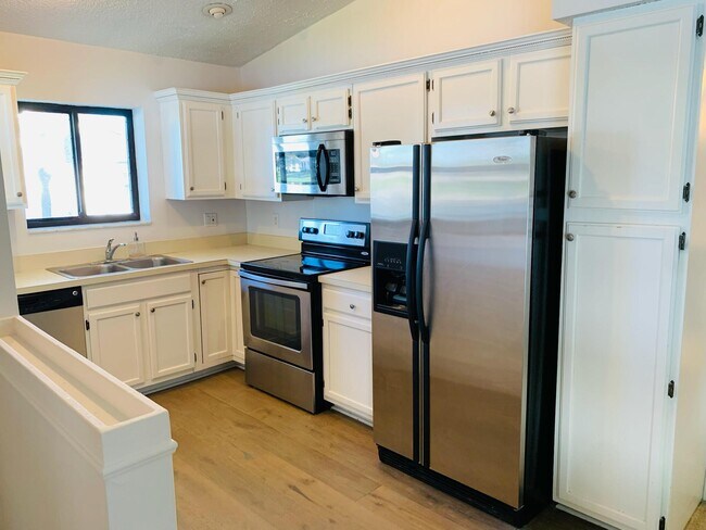 Building Photo - 330 Palmwood Pl