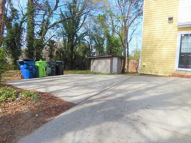 Building Photo - 1015 Oberlin Rd