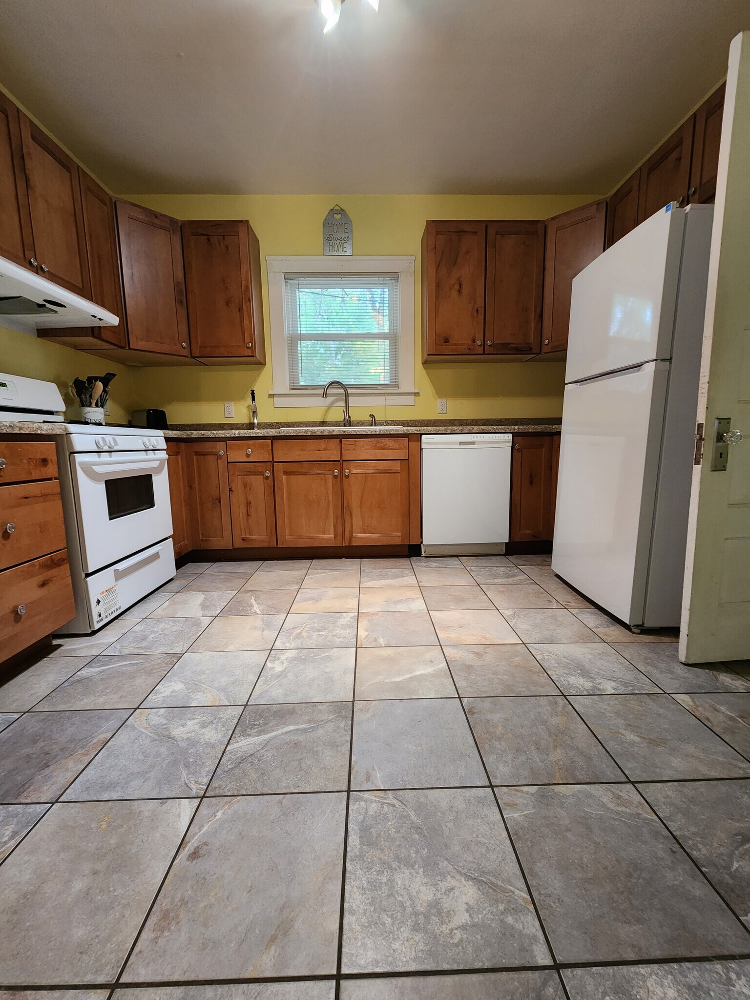 Kitchen - 510 N Institute Pl