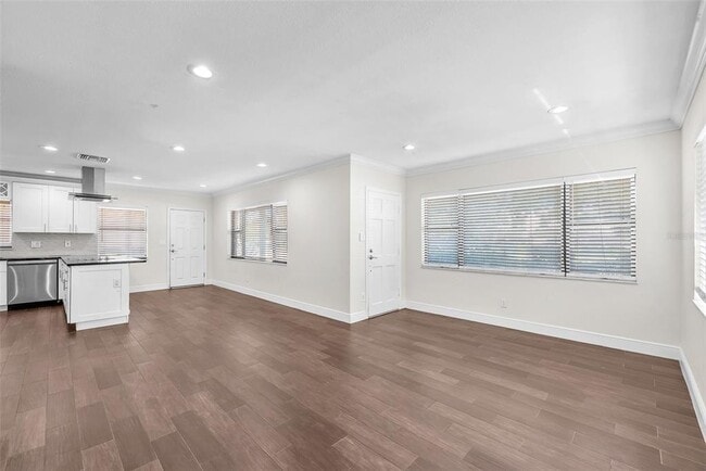 Building Photo - 2912 W Lake Ave