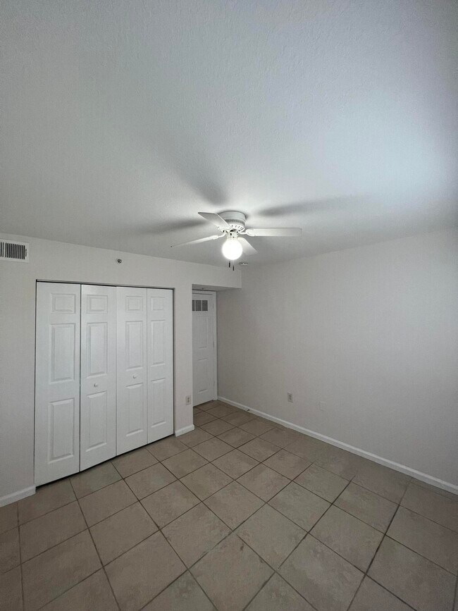 Building Photo - 161 SW Palm Dr