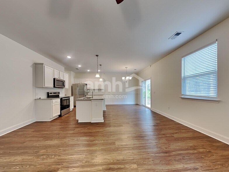 Building Photo - 992 Theodore Rd