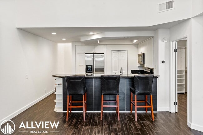 Building Photo - Beautifully Upgraded 2 Bed, 2 Bath + Den W...