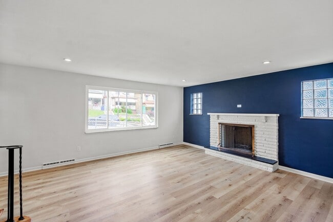 Building Photo - AVAILABLE AUGUST 1ST!! DON'T MISS THIS 3 B...