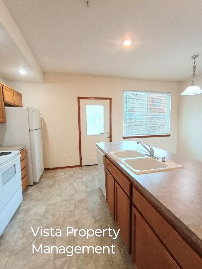 Building Photo - 2 Bedroom 2.5 bath BIG Townhouse with gara...