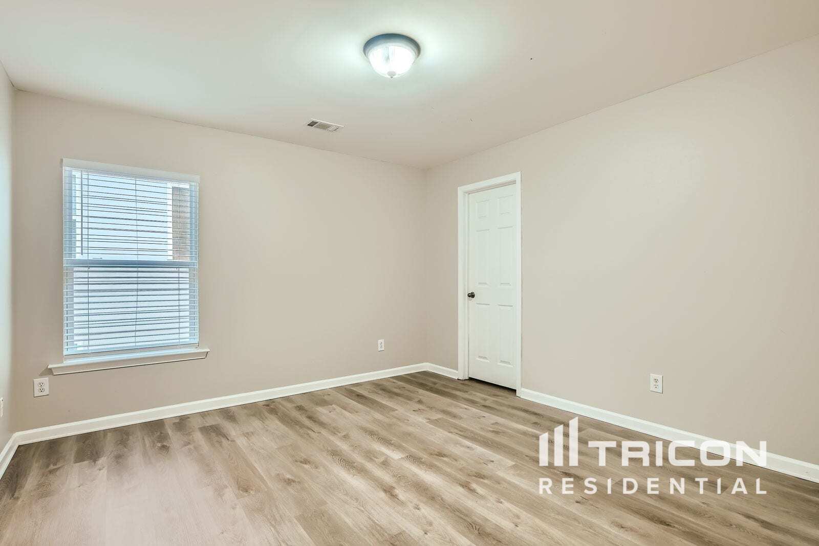 Building Photo - 383 Roseglen Dr NW