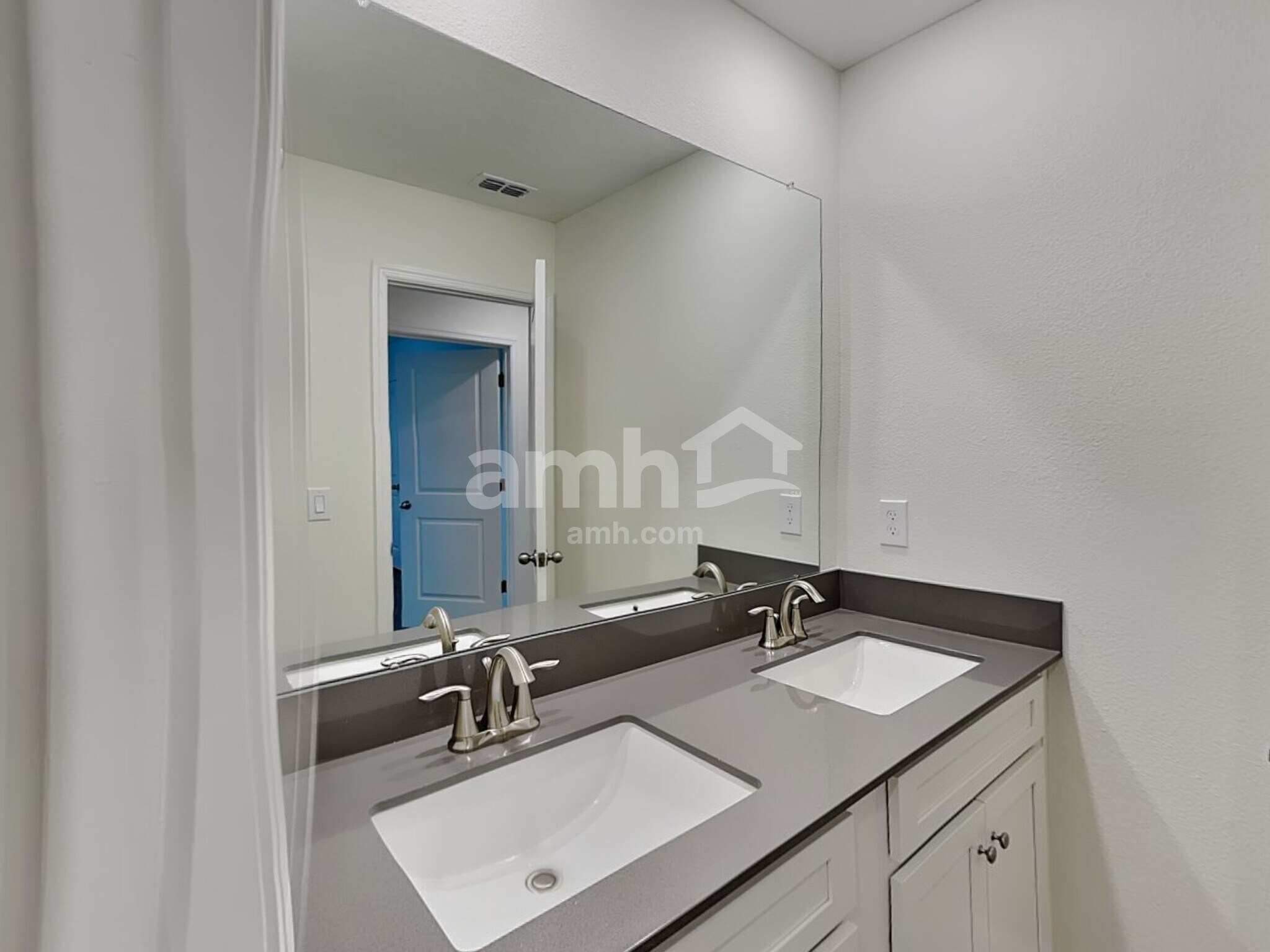 Building Photo - 5998 Pinewood Ests Dr