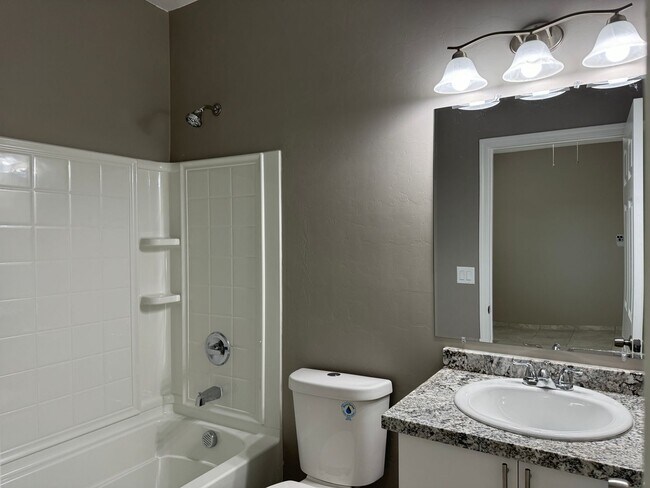 Building Photo - Beautiful Modern 3Bdm 2Ba Home, Easy Access to I-10, Must See!