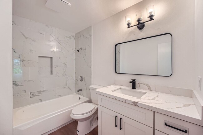 Building Photo - Newly Remodeled 2bed/1bath Apartment in White Center!