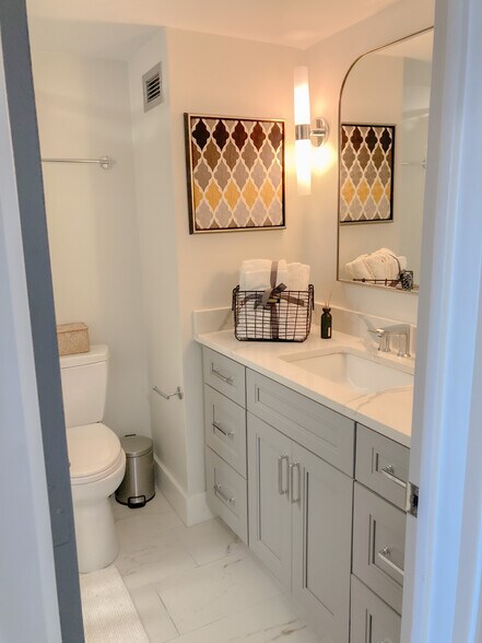 Building Photo - 14 Lockwood Dr