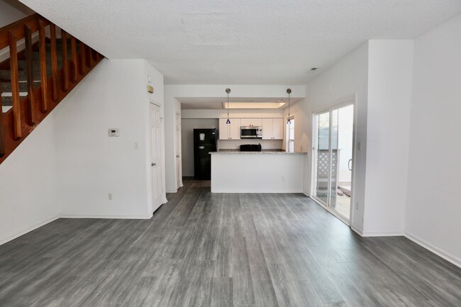Building Photo - Updated Chimney Hill Condo Available 03-25...