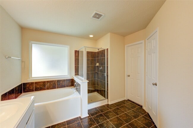 Building Photo - 14839 Fir Knoll Way