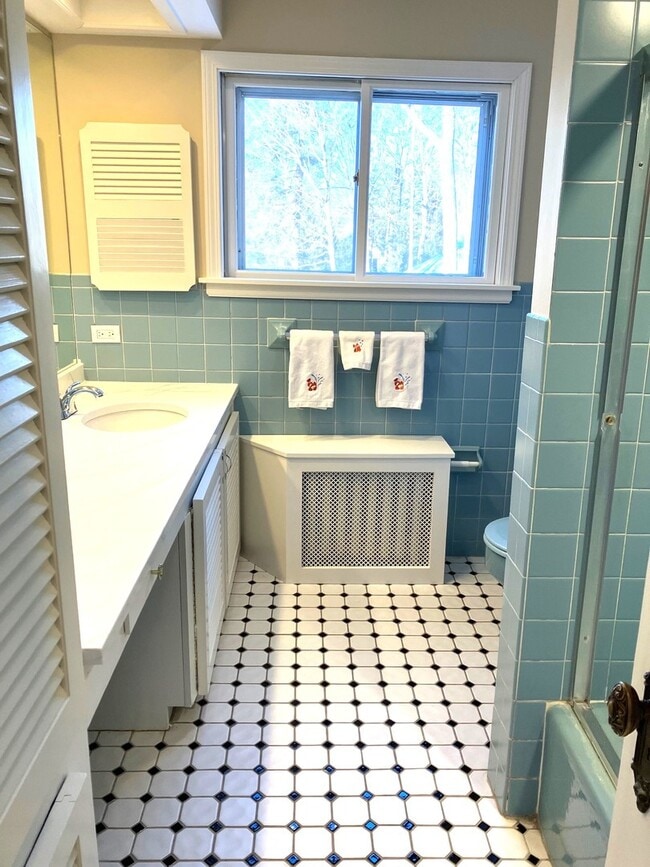 Building Photo - 544 Ravine Ave