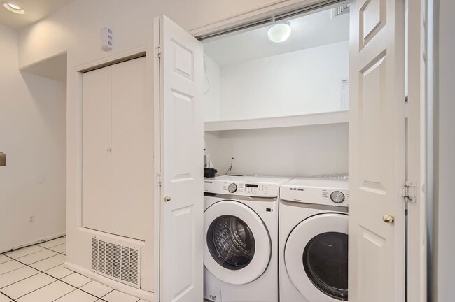 Building Photo - Evolve Real Estate: Spacious 2 Bedroom + L...