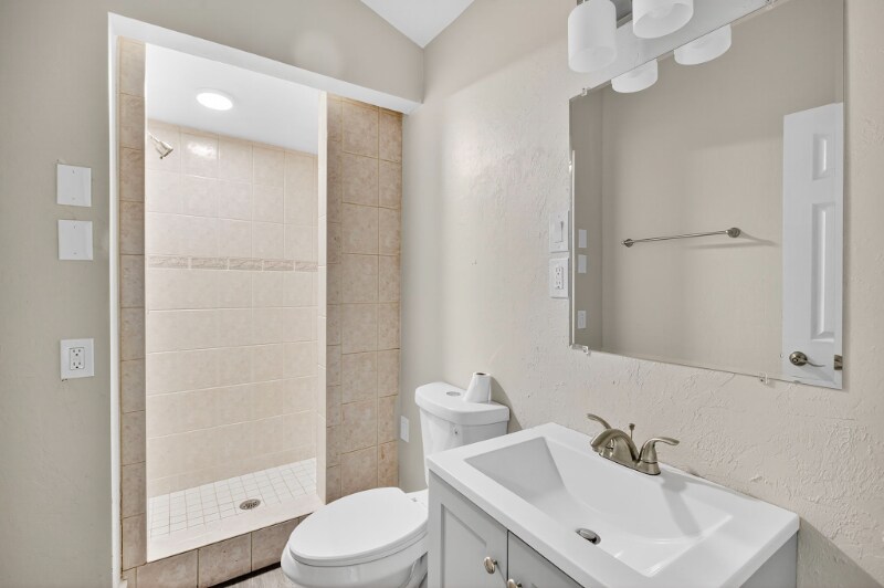 Building Photo - 37 Seminole Ct