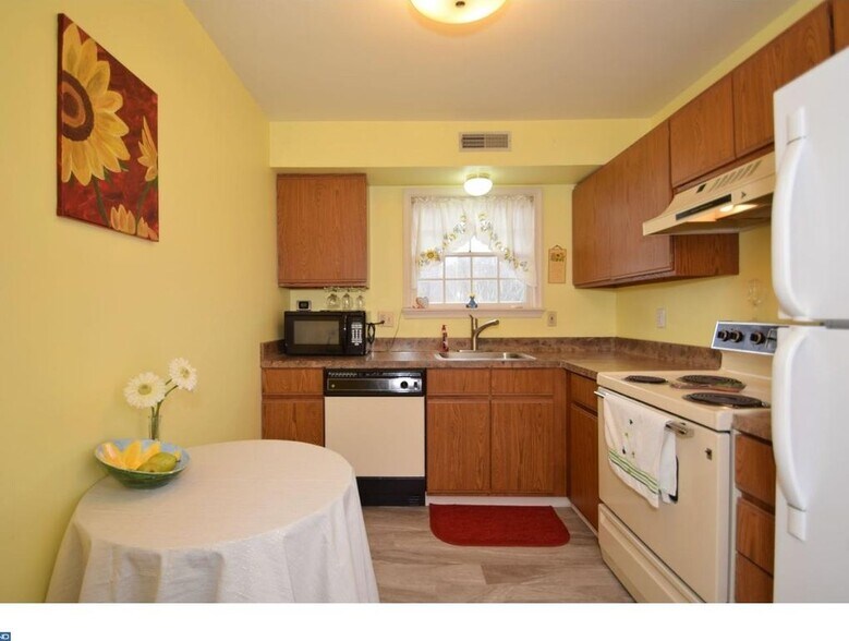 Building Photo - 620 Manatawny St