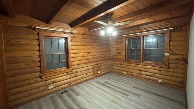 Building Photo - Log Cabin in Oconee on a 1.357 acre neighborhood wooded lot!