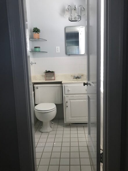 Upstairs bathroom - 230 Parkview Pl
