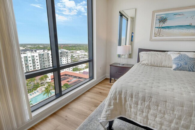 Building Photo - Short term ONLY Amazing 2/2 condo in the heart of downtown Sarasota with Bay View!