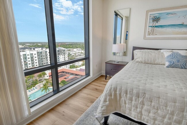 Building Photo - VACATION RENTAL Amazing 2/2 condo in the heart of downtown Sarasota with Bay View!