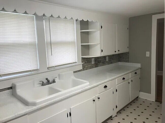 Building Photo - 18 Courtney St