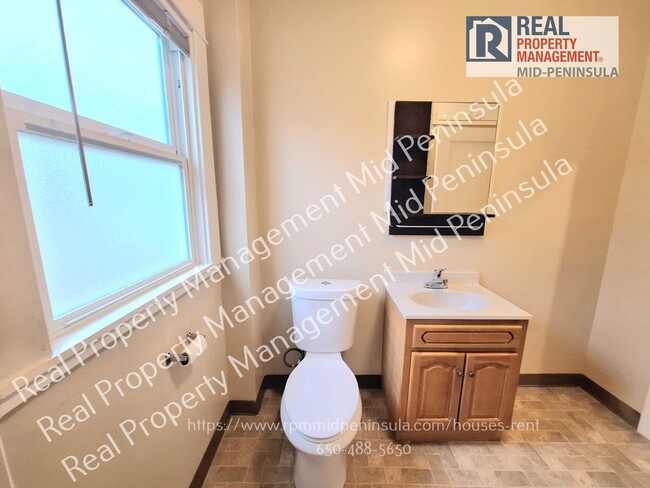 Building Photo - Quiet 1 Bedroom / 1 Bathroom on Top Floor ...