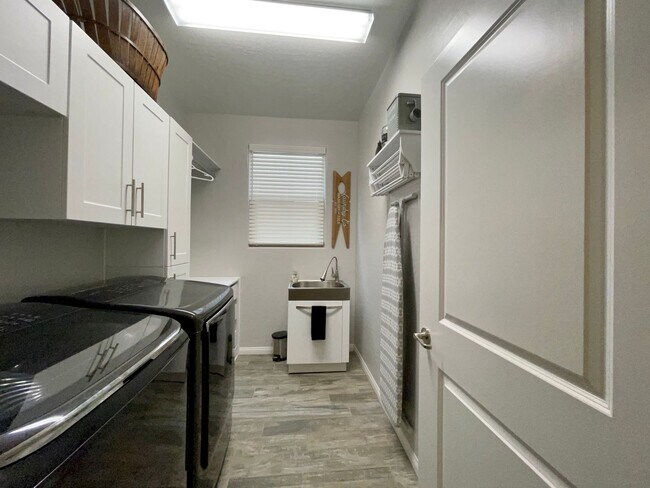 Building Photo - Fully Furnished Designer Home in Guard-Gated Rhodes Ranch – Short-Term Luxury Rental