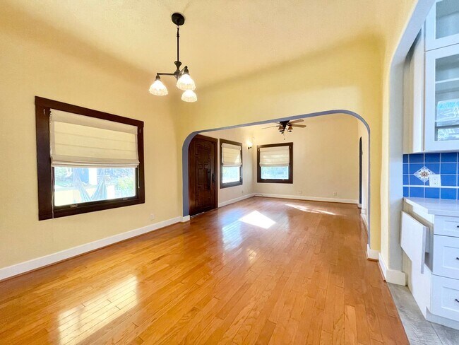 Building Photo - 4941 10th Ave