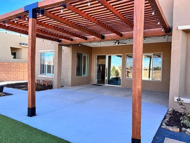 Building Photo - Beautiful Single Family Home in Desirable Subdivision Available in April 2026