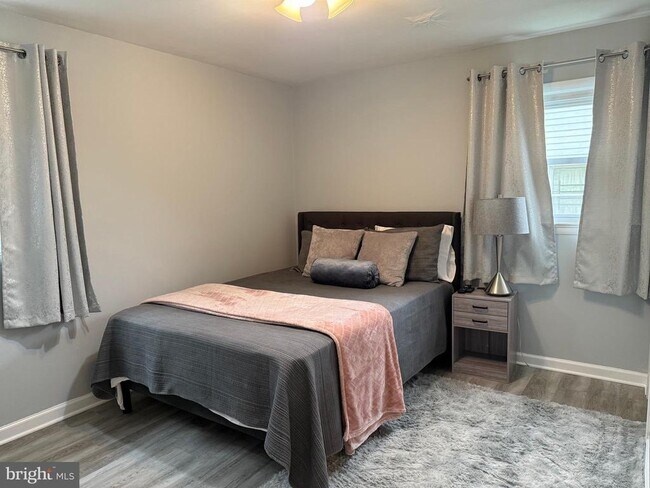 Building Photo - 2208 Vermont Ave