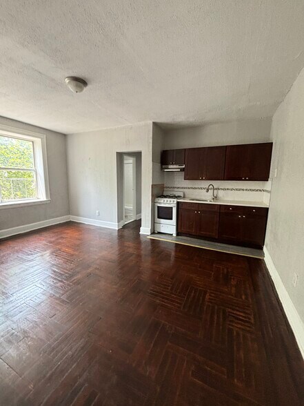 691 Elizabeth Ave 22 - 10 Goldsmith Ave