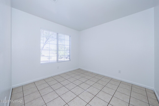 Building Photo - 8873 E Rose Tree Dr
