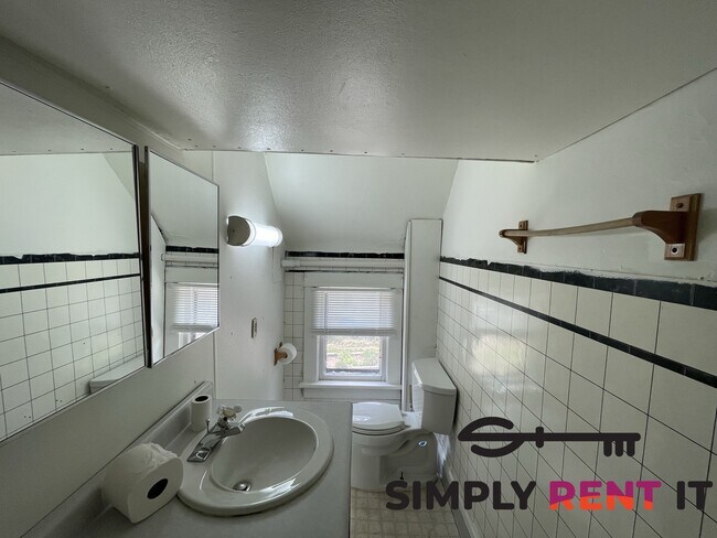 Building Photo - 6 Bed House or 2 and 3 Bedroom Duplex on C...
