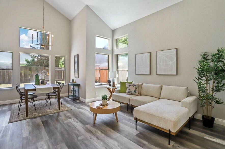 Building Photo - 2056 Middle River Dr