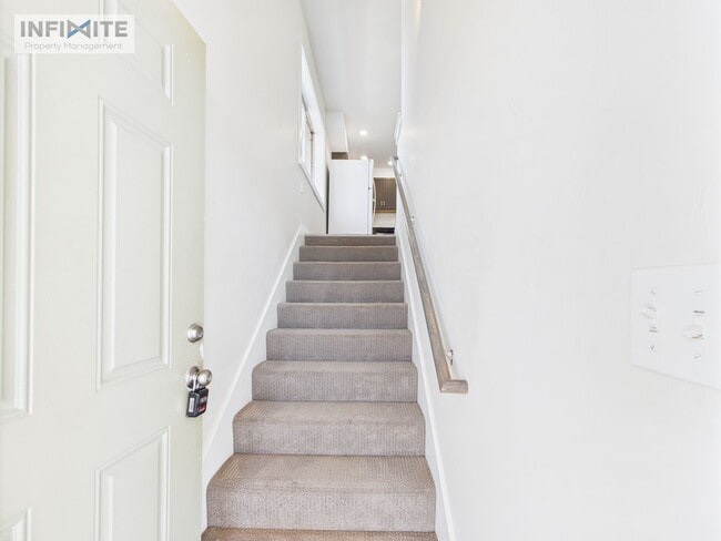 Building Photo - Bright and Airy Two Bedroom