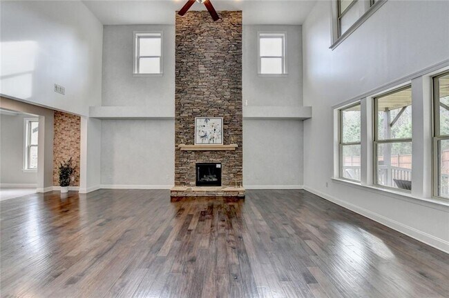 Building Photo - 2540 Maple Ridge Ln
