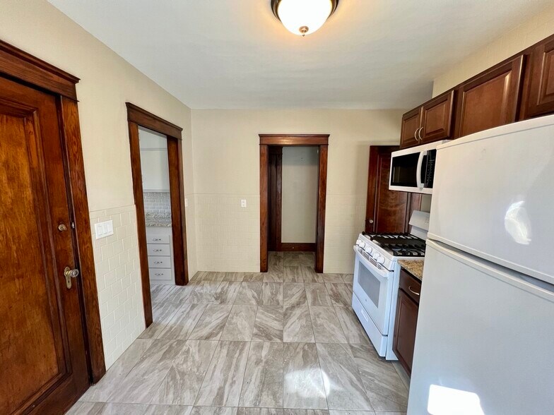 Building Photo - 16 Davis Ave