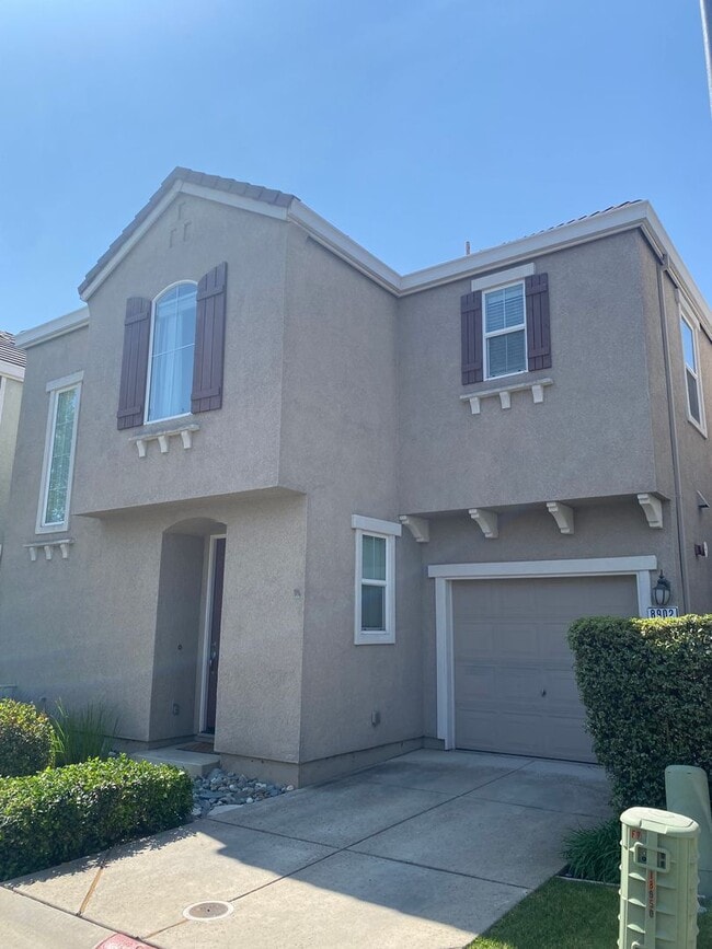 Building Photo - AVAILABLE NOW! Beautiful 3 bedroom 2 Bath ...