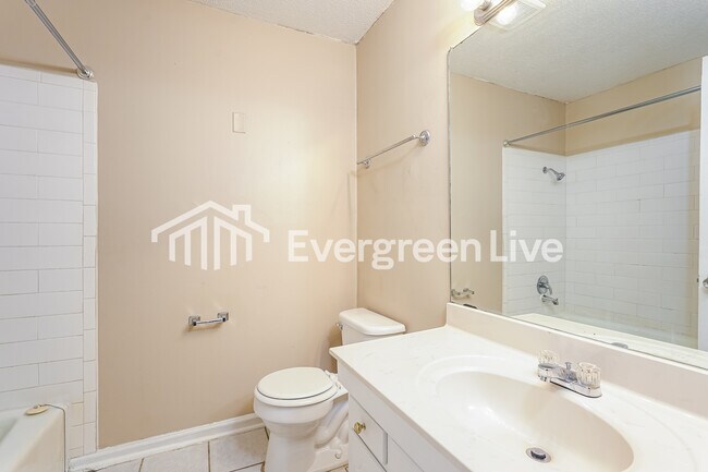 Building Photo - 118 Peachtree Ln