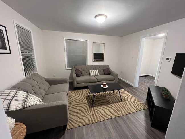 Building Photo - 17 Heather St