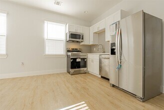 Building Photo - 6006 Jerrycrest Dr