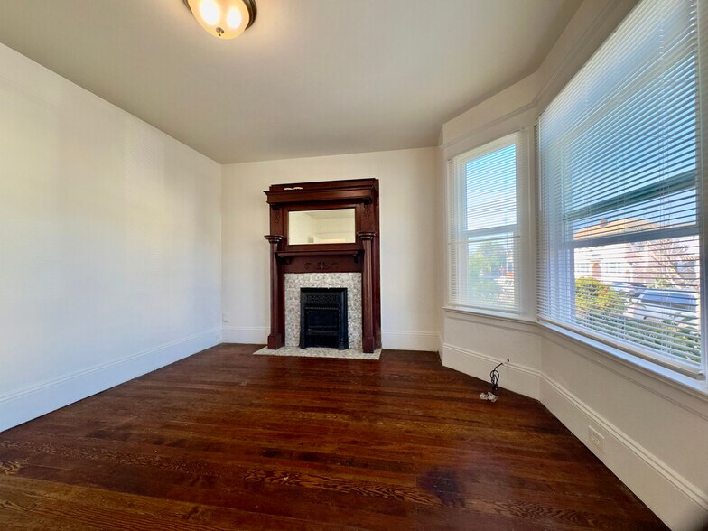 Building Photo - 711 32nd St