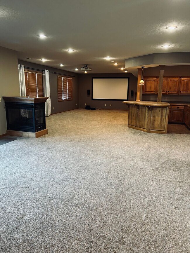 Building Photo - Gorgeous Home Located on Rivercut Golf Cou...