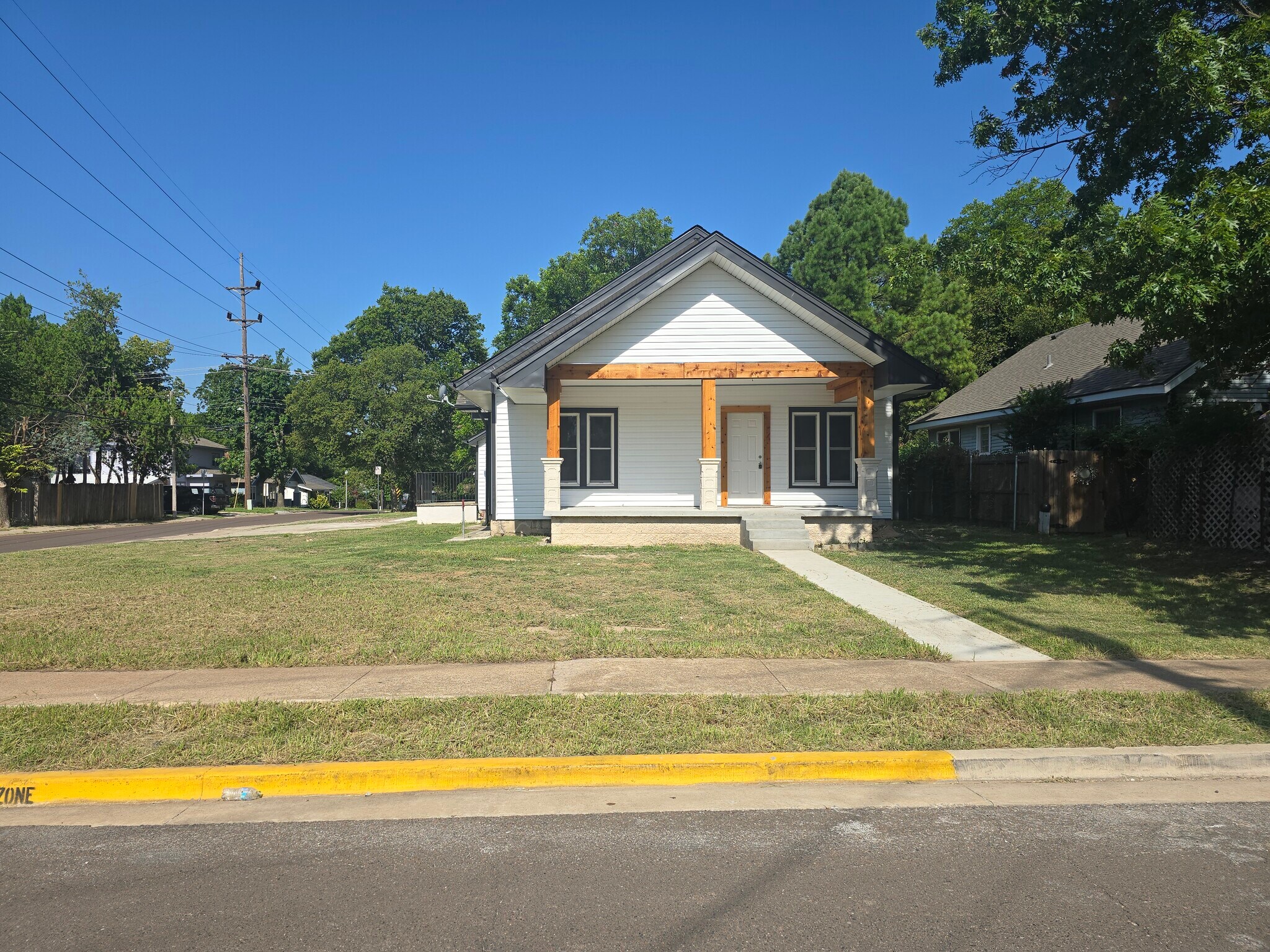 Building Photo - 320 Chautauqua Ave