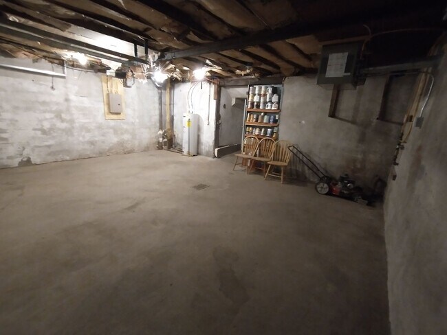 Building Photo - 724