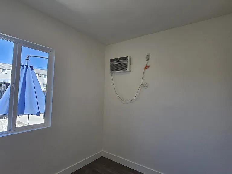 Building Photo - 5710 Vineland Ave