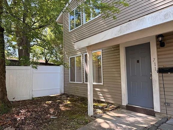 Building Photo - Welcome to this beautifully updated 3-bedroom, 2 full-bath 1400 sqft of modern living space.