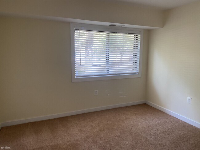 Building Photo - 3 br, 1.5 bath Condo - 6301 Hil Mar Dr Unit 1