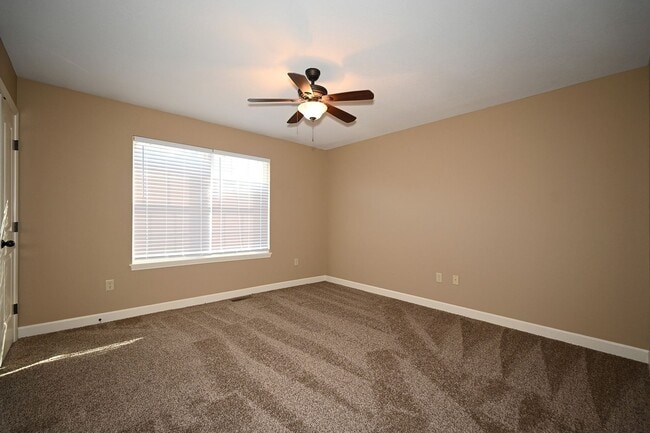 Building Photo - 3 Bedroom, 2.5 bath Townhome with 1 car garage!